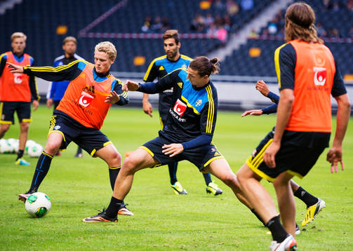 Oscar Hiljemark utmanas av Zlatan Ibrahimovic