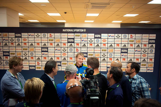 Ola Toivonen blir intervjuad av journalister innan Sveriges