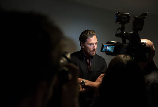 Henrik Lundqvist blir intervjuad av journalister
