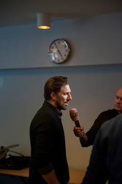 Henrik Lundqvist blir intervjuad av journalist från