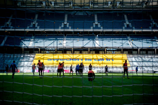 Ett tifo med texten Sweden is all in, kläder