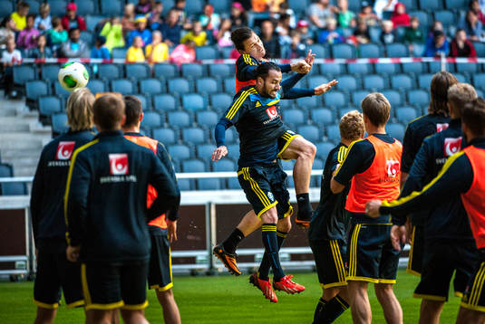 Zlatan Ibrahimovic i en luftduell med Erkan Zengin