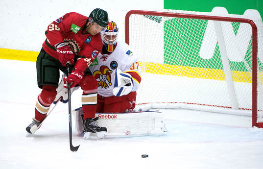 Frölundas Fabian Brunnström och Jokerits målvakt Eero