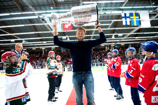 Viktor Stålberg med NHL-bucklan i periodpausen