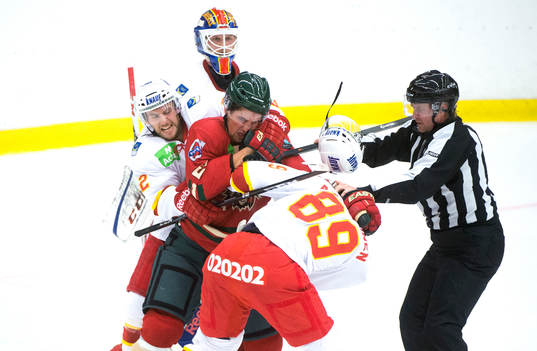 Frölundas Erik Gustafsson och Jokerits Antti Tyrväinen i