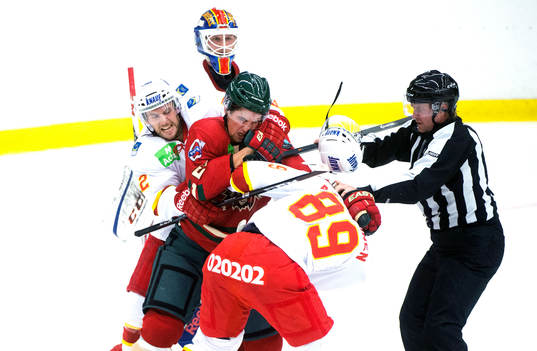 Frölundas Erik Gustafsson och Jokerits Antti Tyrväinen i