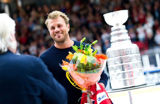 Viktor Stålberg med Stanley Cup-bucklan i bakgrunden tar