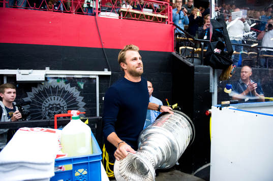 Viktor Stålberg med Stanley Cup-bucklan i ishockeymatchen