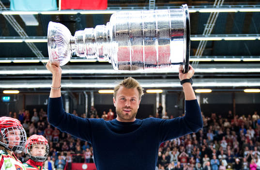 Viktor Stålberg med Stanley Cup-bucklan i ishockeymatchen