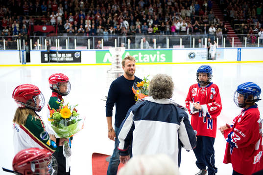 Viktor Stålberg med Stanley Cup-bucklan i ishockeymatchen