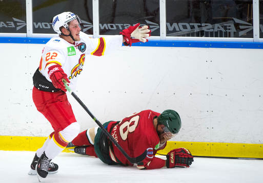 Jokerits Juhani Tyrväinen tacklar in Frölundas Dick