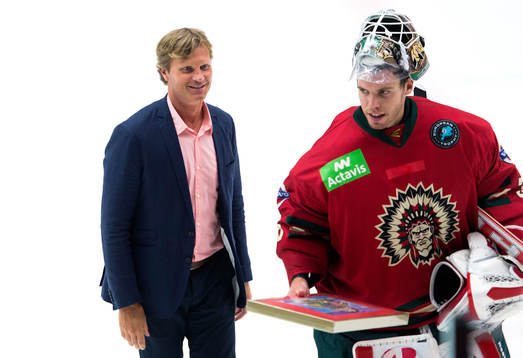 Frölundas målvakt Linus Fernström får ta emot pris för
