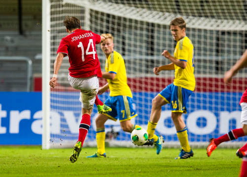 Norges Stefan Johansen kvitterar för Norge till 2-2 medan