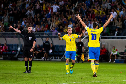 Sveriges Zlatan Ibrahimovic jublar