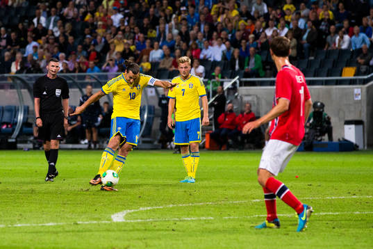 Sveriges Zlatan Ibrahimovic slår frisparken som resulterar