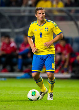 Sveriges Anders Svensson med bollen