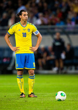 Sveriges Zlatan Ibrahimovic gör sig redo för att slå