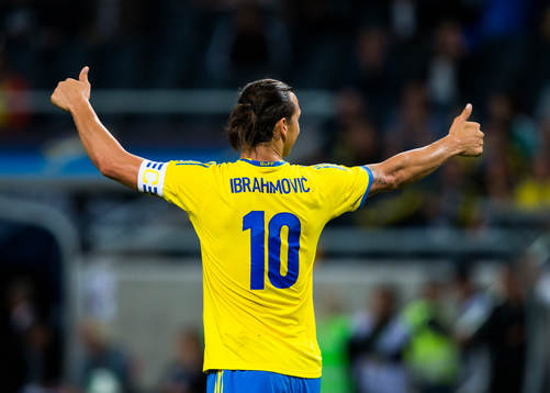 Sveriges Zlatan Ibrahimovic gör tummen upp