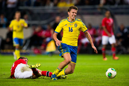 Norges Stefan Johansen drar omkull Sveriges Pontus Wernbloom