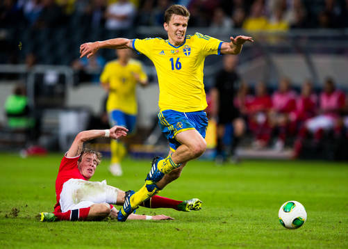 Norges Stefan Johansen drar omkull Sveriges Pontus Wernbloom