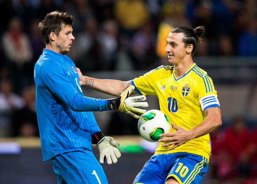 Norges målvakt Rune Almenning Jarstein och Sveriges Zlatan