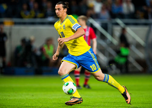 Sveriges Zlatan Ibrahimovic med bollen