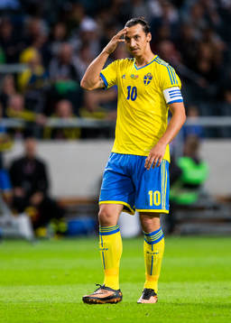 Sveriges Zlatan Ibrahimovic tar sig för pannan