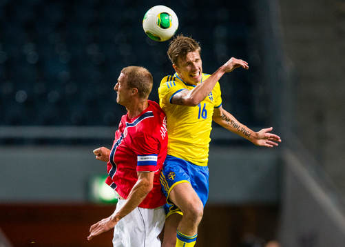 Norges Brede Hangeland i en nickduell med Sveriges Pontus