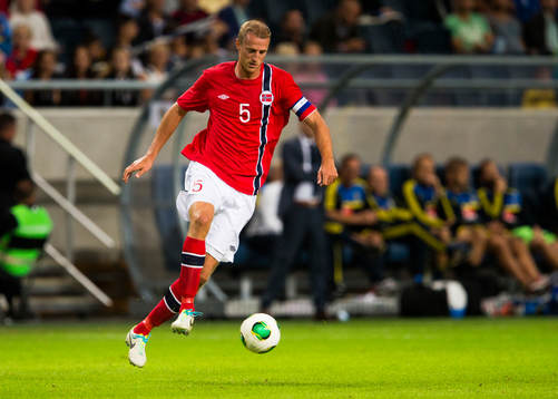 Norges Brede Hangeland med bollen