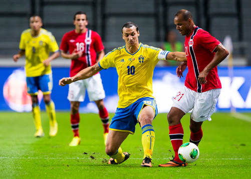 Sveriges Zlatan Ibrahimovic i en närkamp med Norges Daniel