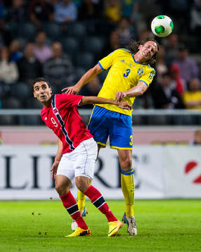 Norges Mohammed Abdellaoue och Sveriges Jonas Olsson i en