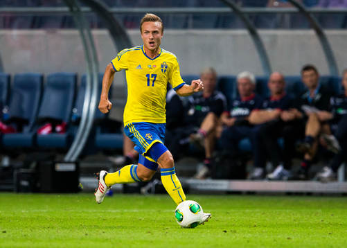 Sveriges Pierre Bengtsson med bollen