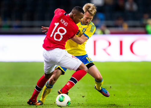 Norges Joshua King och Sveriges Adam Johansson i kamp om