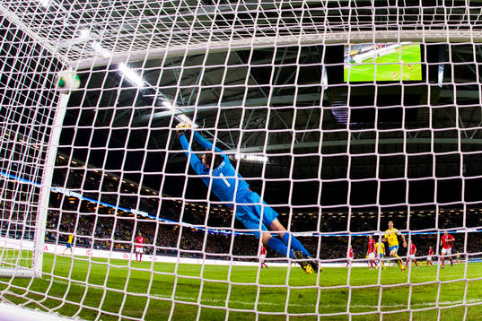 Sveriges Anders Svensson (ej i bild) gör 4-2 för Sverige