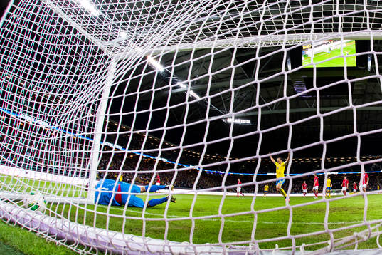 Sveriges Anders Svensson (ej i bild) gör 4-2 för Sverige