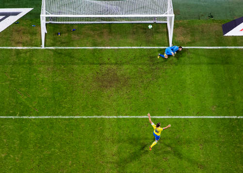 Sveriges Anders Svensson (ej i bild) gör 4-2 för Sverige