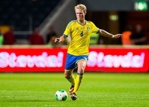 Sveriges Oscar Hiljemark med bollen