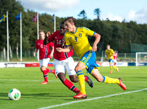 Sveriges Simon Thern går förbi Norges Christian Landu