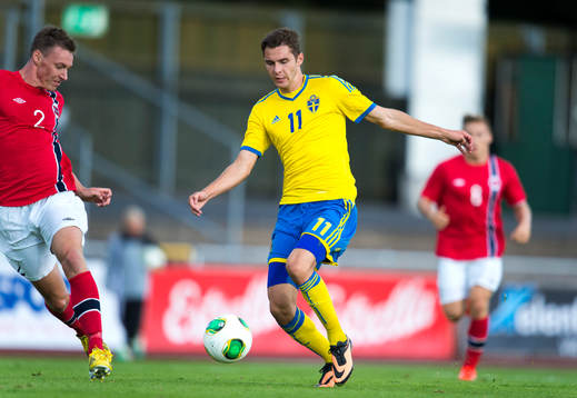 Sveriges Branimir Hrgota är påväg förbi Norges Magnar