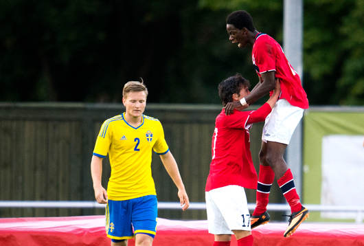 Jubel när Norges Mushaga Bakenga gör 1-0, medan Sveriges