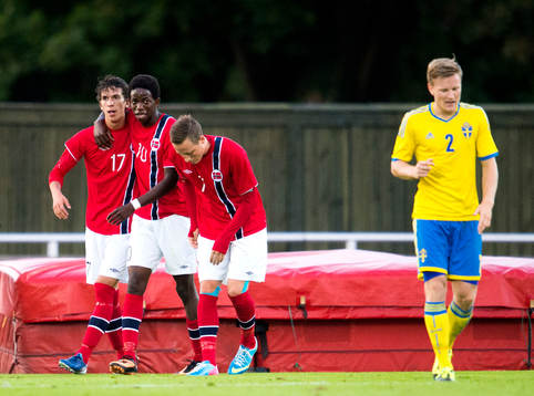 Jubel när Norges Mushaga Bakenga gör 1-0, medan Sveriges