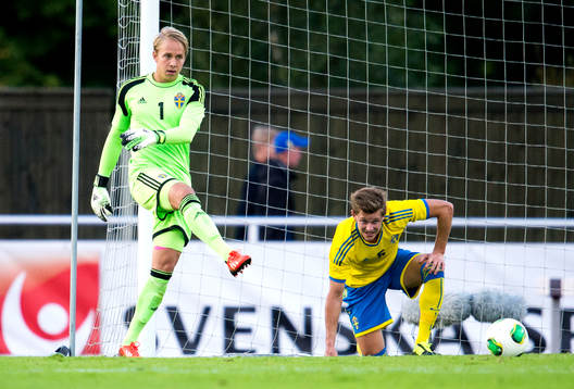 Sveriges målvakt Patrik Carlgren och Emil Krafth deppar