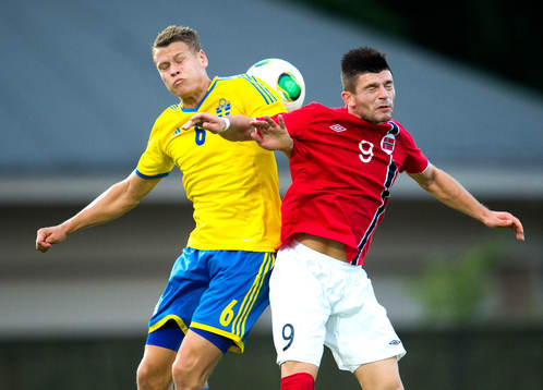 Sveriges Viktor Claesson och Norges Valon Berisha