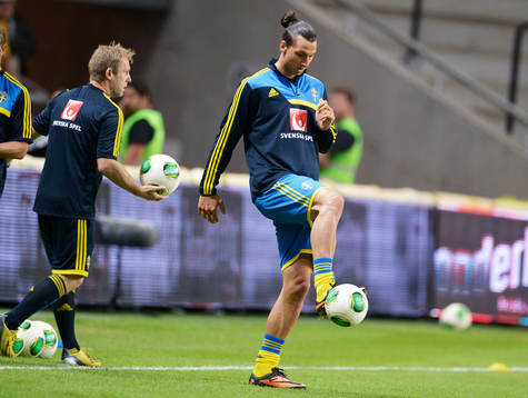 Sveriges Zlatan Ibrahimovic värmer upp innan