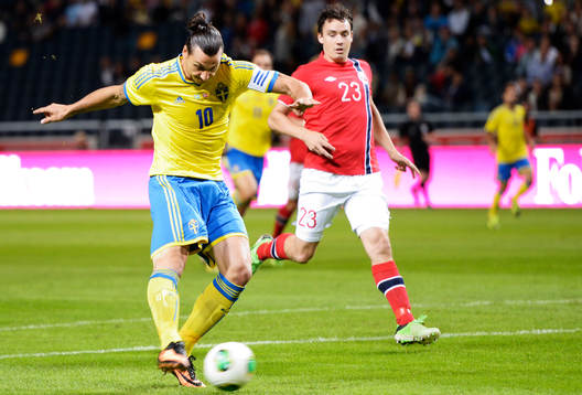 Sveriges Zlatan Ibrahimovic gör 1-0