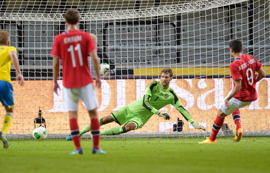 Sveriges målvakt Andreas Isaksson får se bollen gå in