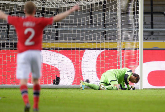 Sveriges målvakt Andreas Isaksson deppar