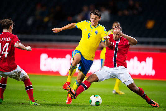 Sveriges Albin Ekdal utmanas av Norges Daniel Braaten