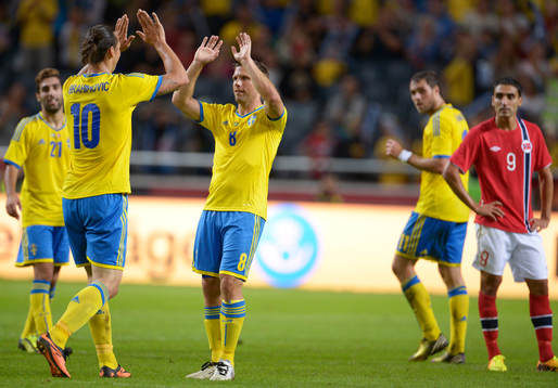 Sveriges Zlatan Ibrahimovic gratulerar Anders Svensson