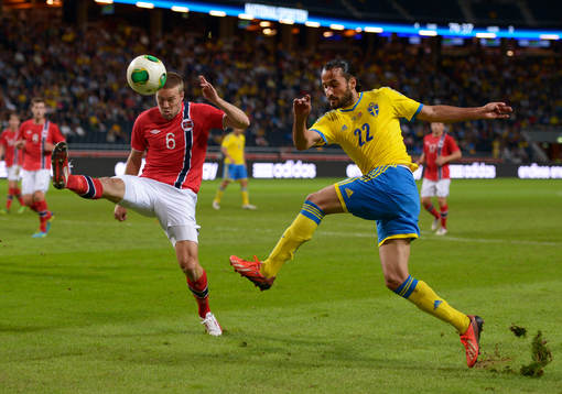 Norges Espen Ruud stoppar ett inlägg från Sveriges Erkan